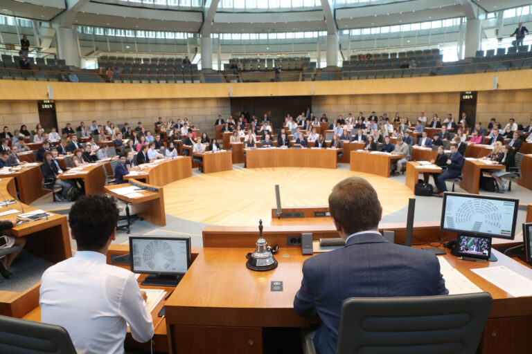 Drei Tage Politik hautnah erleben: Jetzt bewerben für den Jugend-Landtag 2022