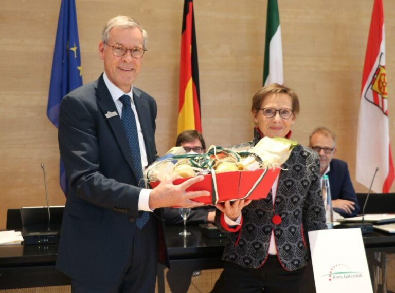 Ehrung: Helga Lange ist seit 35 Jahren aktives Kreistagsmitglied
