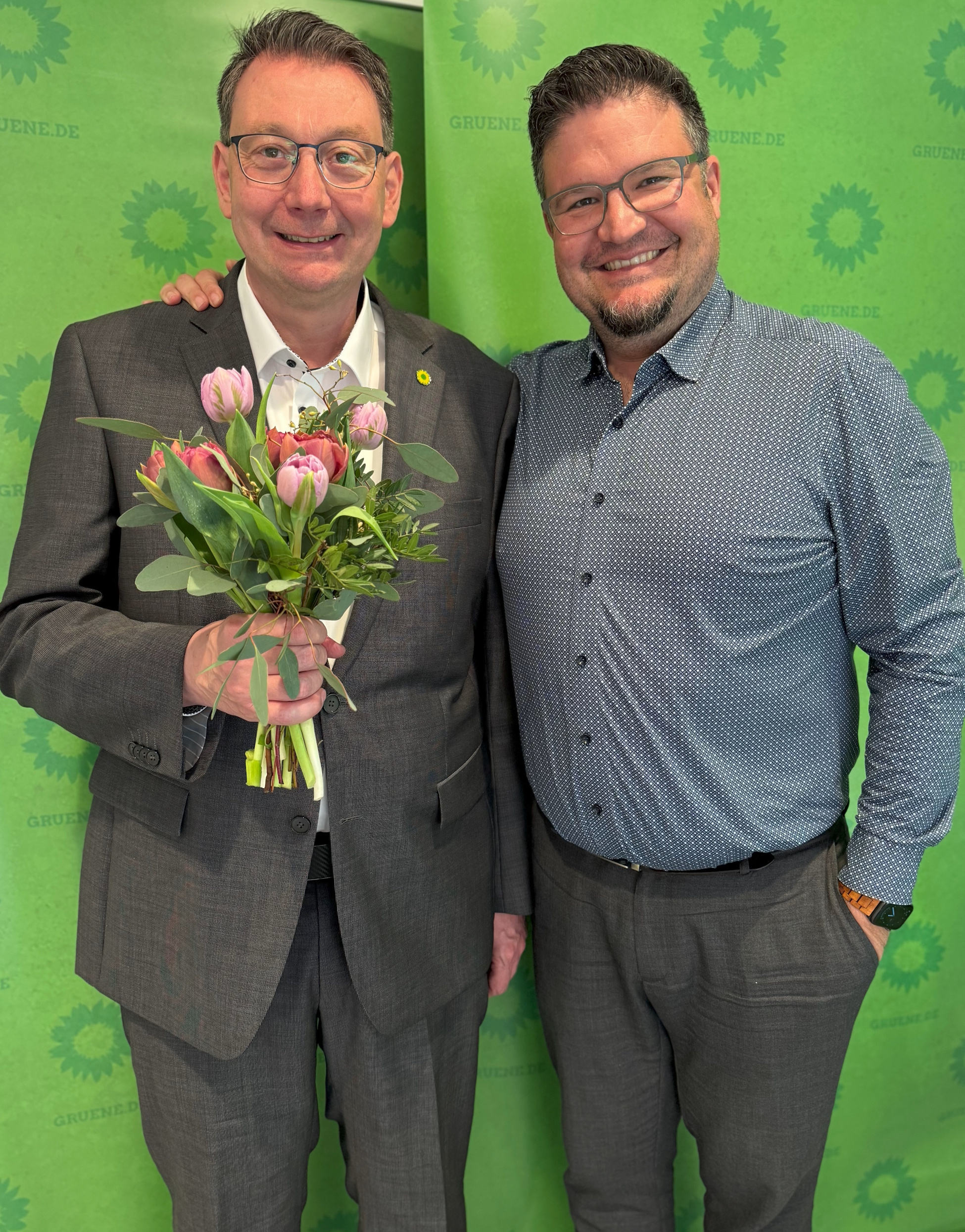 Kreisverbandsprecher Can Erdal (r.) gratuliert dem frisch gewählten Landratskandidaten Marco Mantovanelli (l.) als erster zu seiner Wahl.